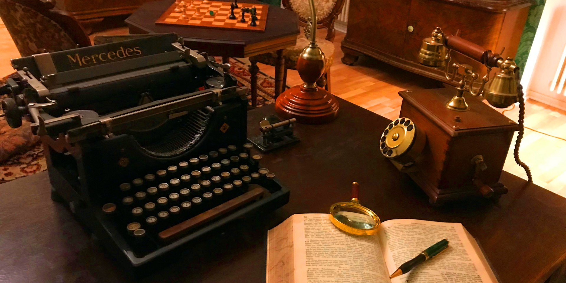 Schreibtisch mit Buch, Lupe und Schreibmaschine., © Escape Nienburg