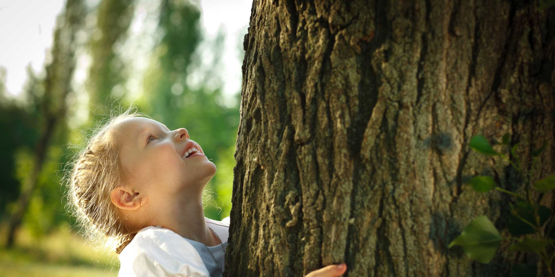 Kind umarmt einen Baum, © Fotolia / paffy