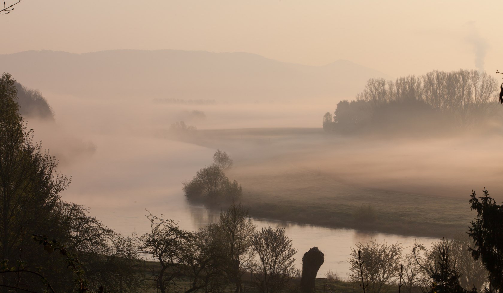 Weser im Nebel bei Holzminden, © TMN/Jürgen Borris