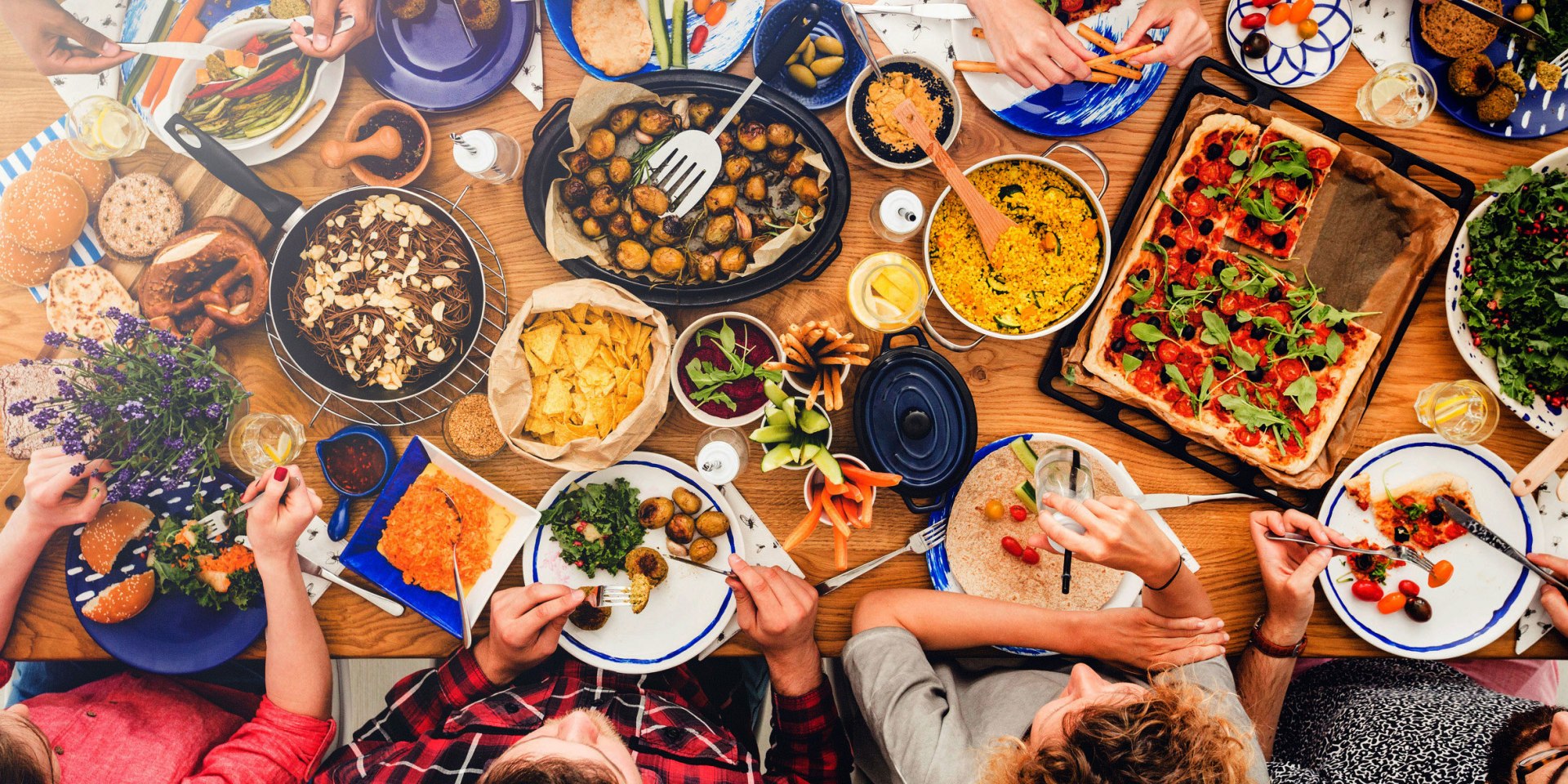 Gruppe beim gemeinsamen Essen, © Fotolia / Photographee.eu