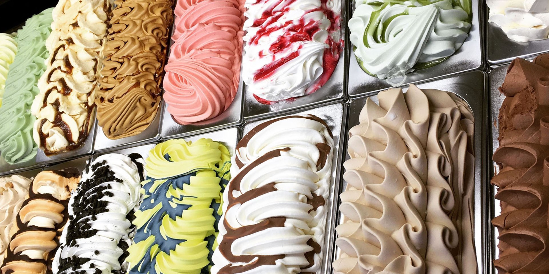 Eistheke mit vielen verschiedenen Sorten im Stiftscafé Menke, © Claus Menke