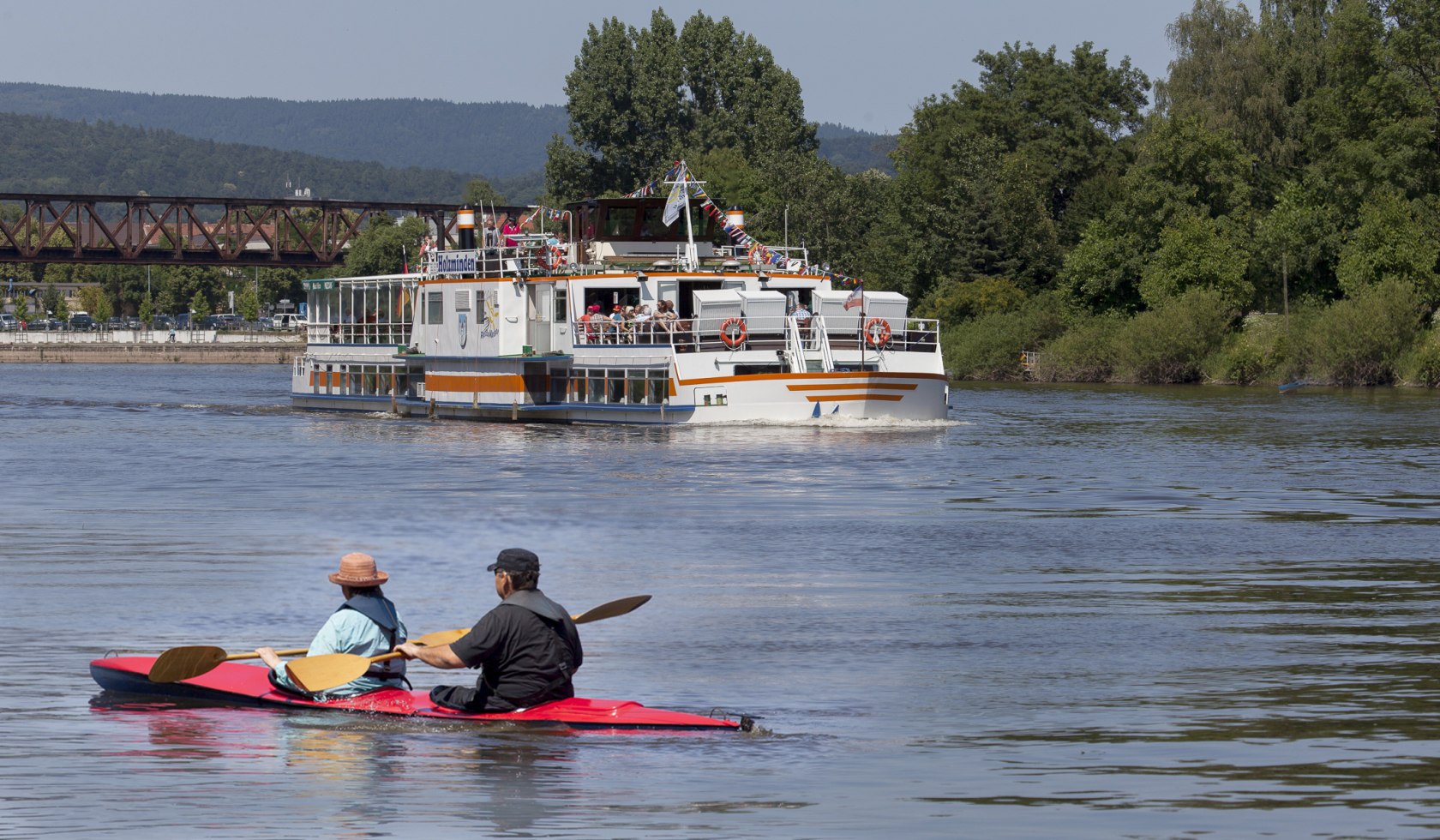 Kanuten und ein Fahrgastschiff auf der Weser, © HMT
