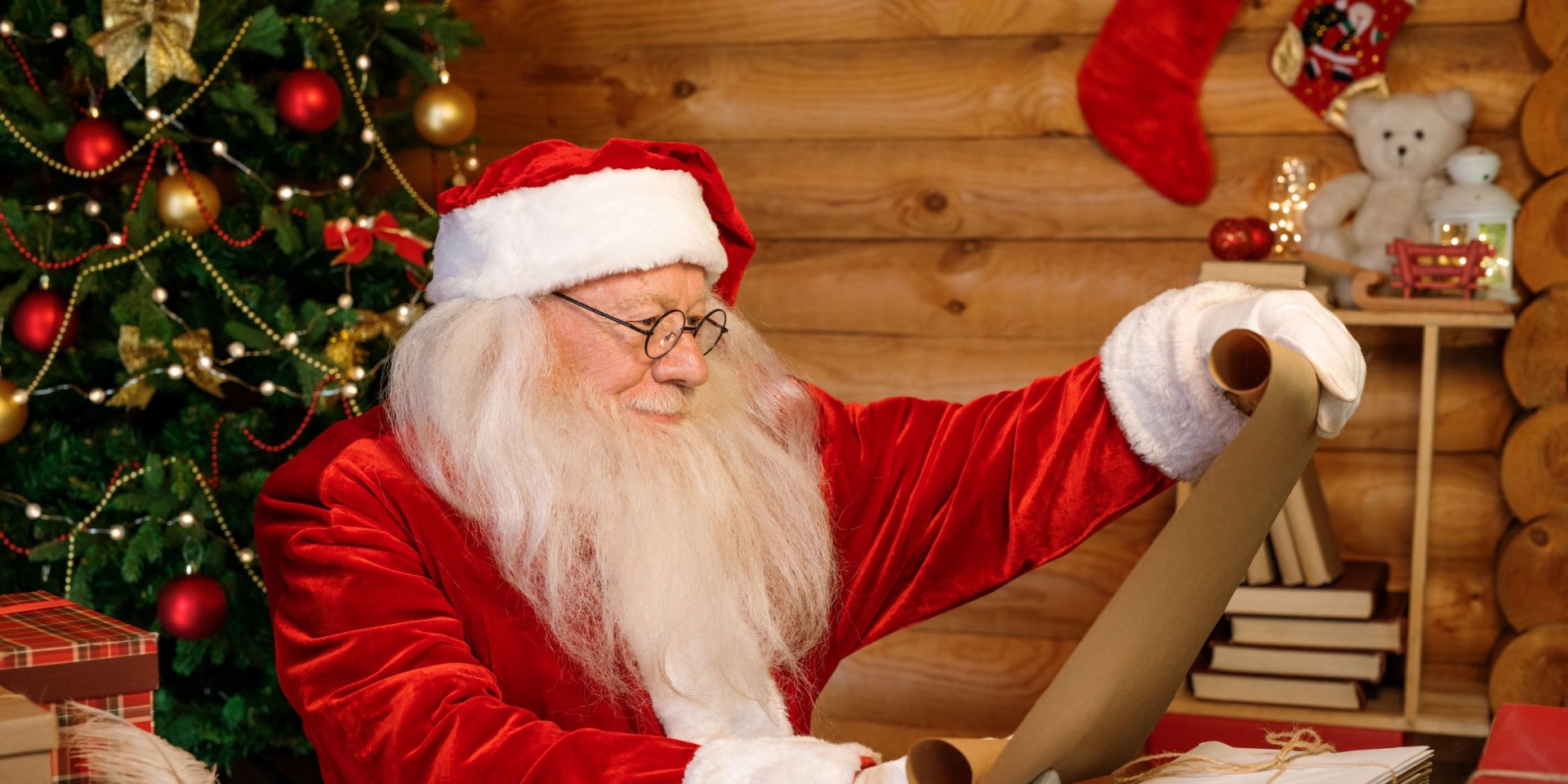 Weihnachtsmann liest Wunschzettel, © pressmaster - stock.adobe.com