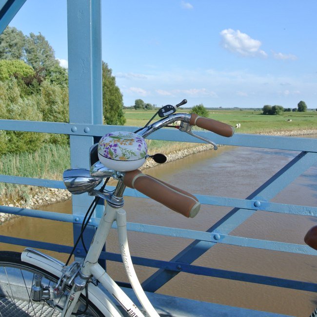 Blick von der Amdorfbrücke im Vordergrund ein Fahrrad, © Ostfriesland Tourismus GmbH / www.ostfriesland.de