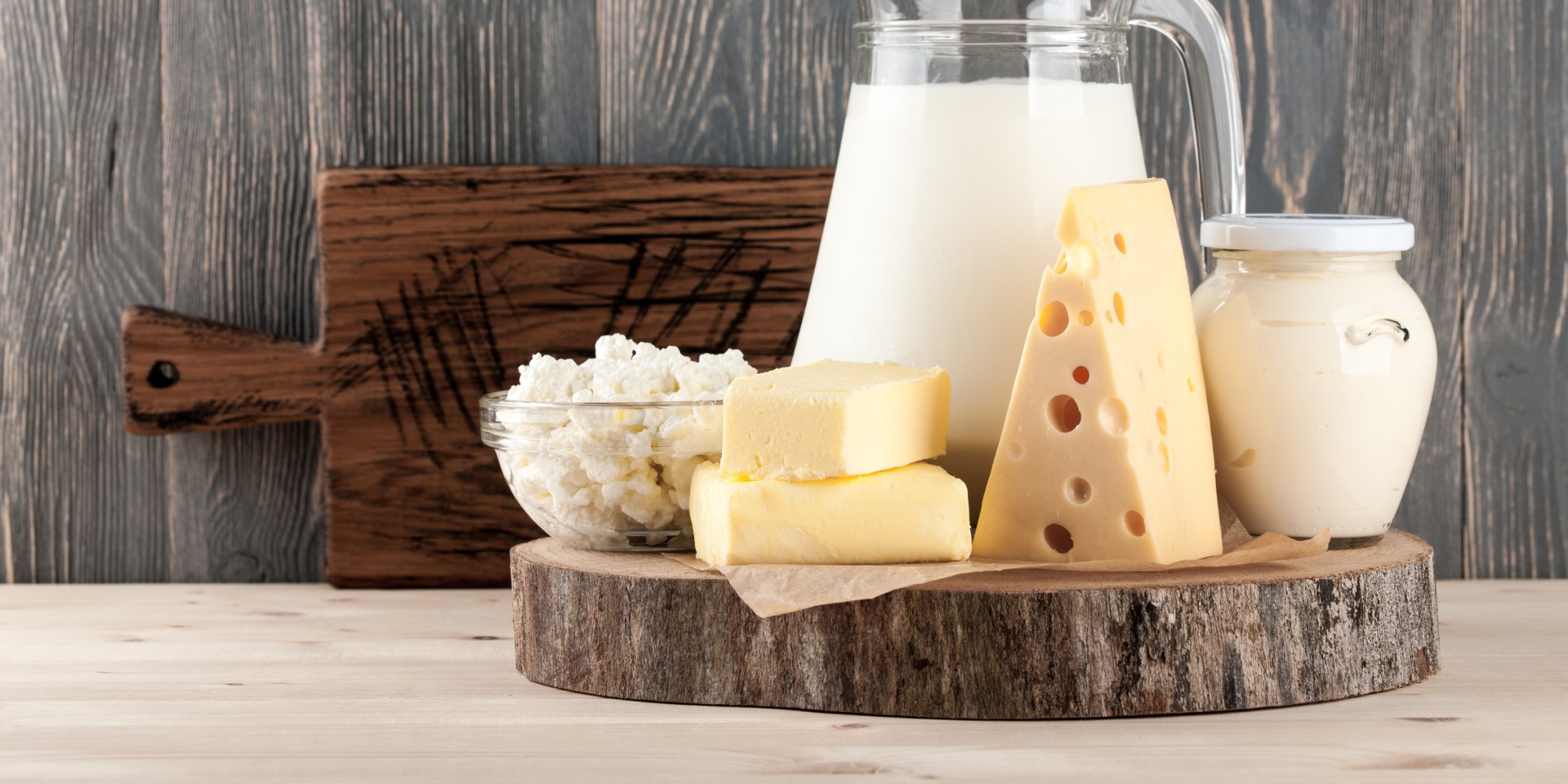 Milch und Käse auf einer Platte, © Fotolia / ffphoto