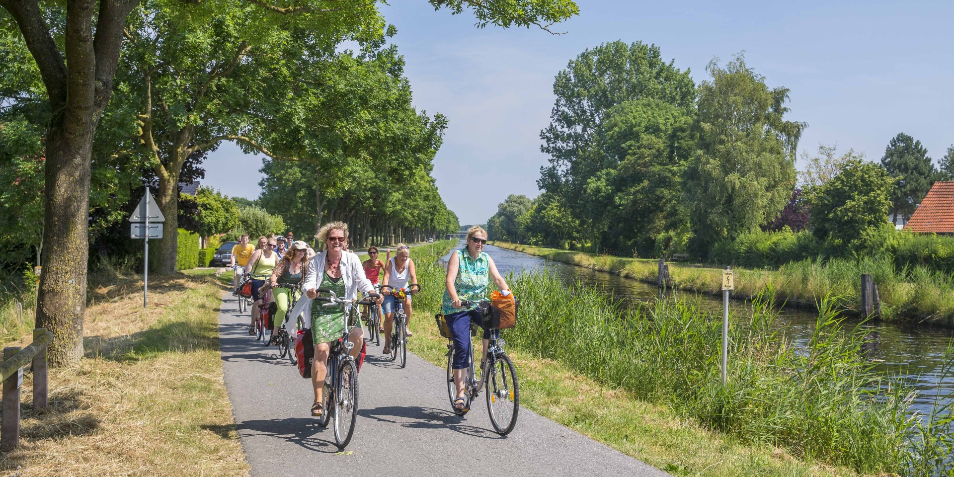 TourdeFries Radfahrer EmsJadeKanal, © Friesland-Touristik Gemeinschaft / Martin Stöver