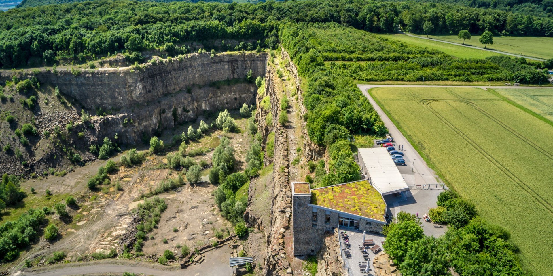 Luftaufnahme der Höhle und des angrenzenden Steinbruchs, © Touristikzentrum Westliches Weserbergland