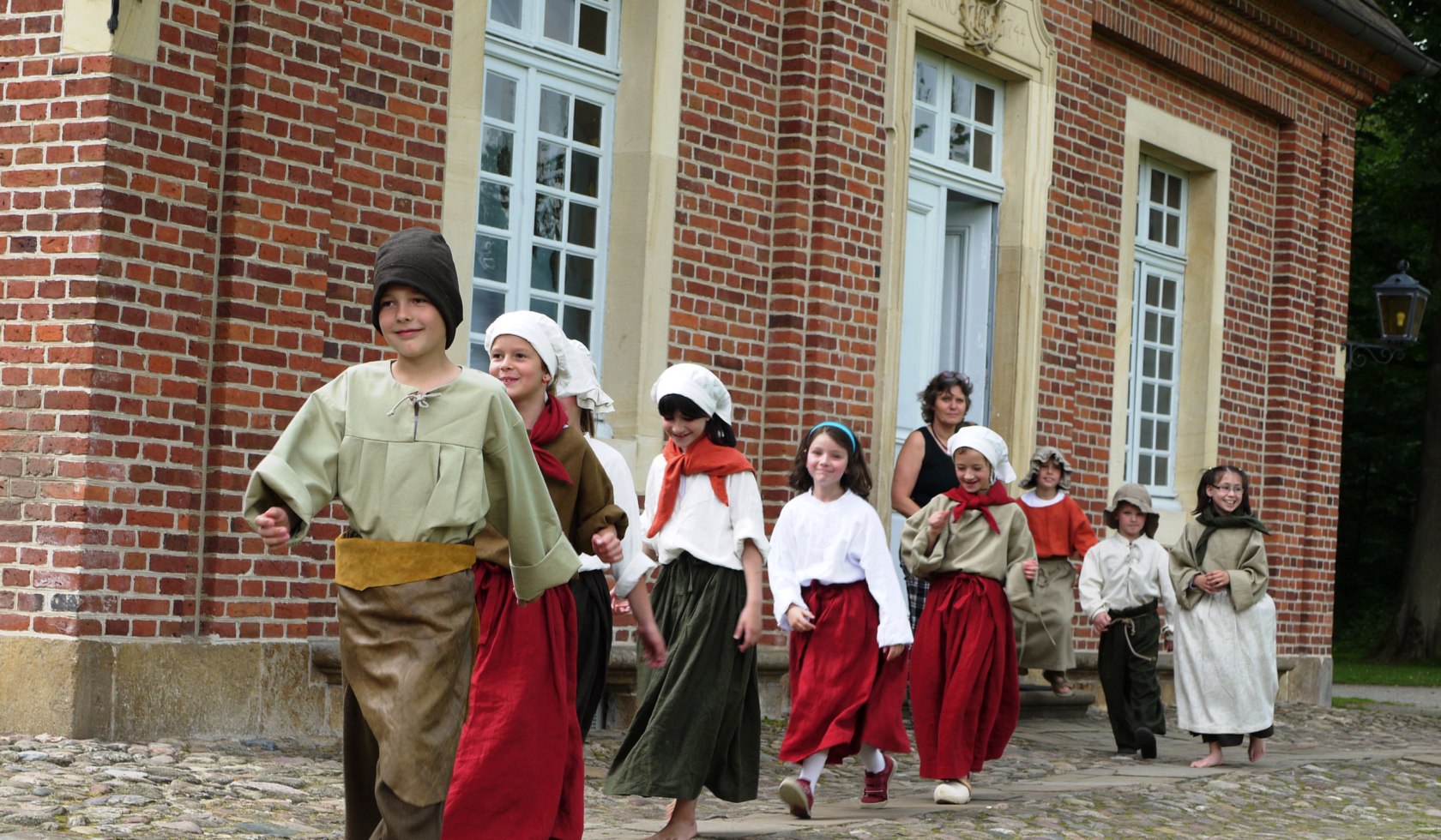 Kinder in historischen Kleidern auf Schloss Clemenswerth, © Emslandmuseum Schloss Clemenswerth