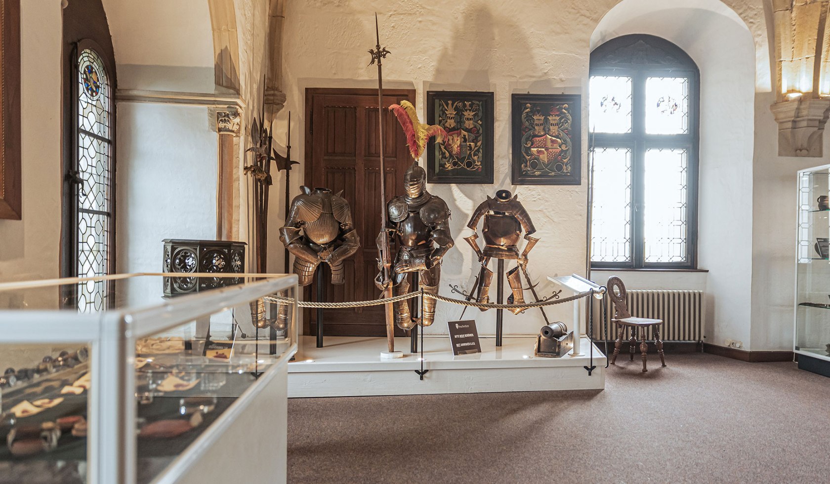 Drei Ritterrüstungen sind in einem Saal hinter einer Absperrung aufgebaut., © Bad Bentheim / Kai Steinkühler