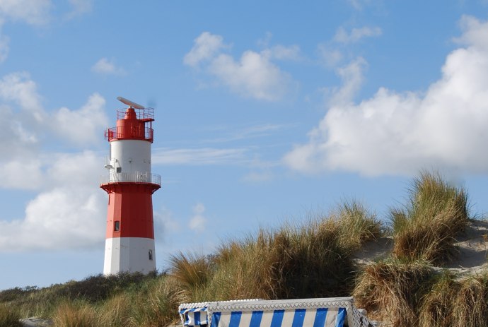 Leuchtturm Borkum mit Strandkorb im Vordergrund, © WBB