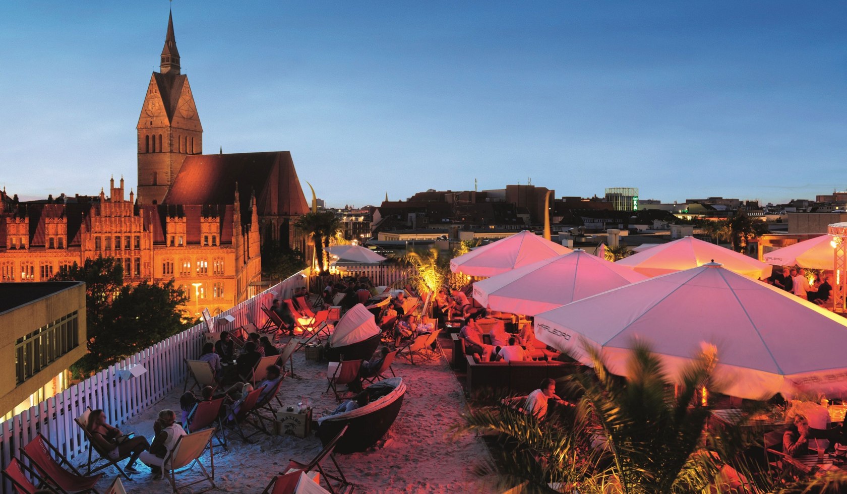 Blick von der Beachbar auf Marktkiche und Altes Rathaus, © Hannover Marketing &amp; Tourismus GmbH / Martin Kirchner