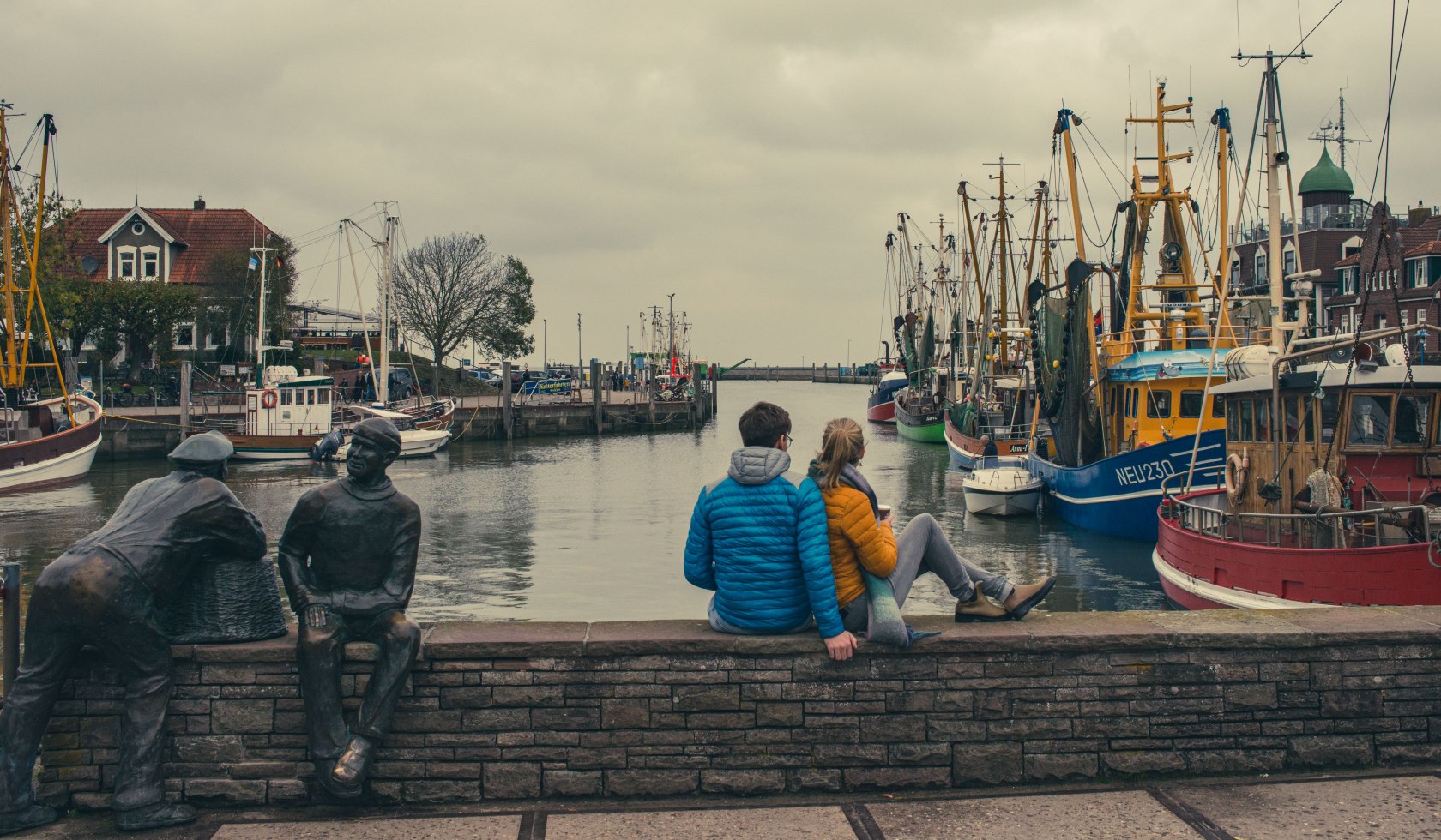 Paar sitzt am Hafen von Hooksiel, © Tourismusmarketing Niedersachsen GmbH