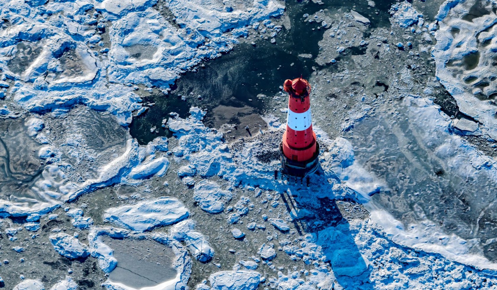 Luftaufnahme vom Leuchtturm Arngast im Eis, © Martin Elsen