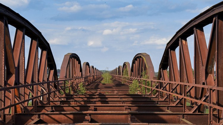 Blick entlang der Dömitzer Eisenbahnbrücke, © TMN/Marketingbüro Wendland.Elbe