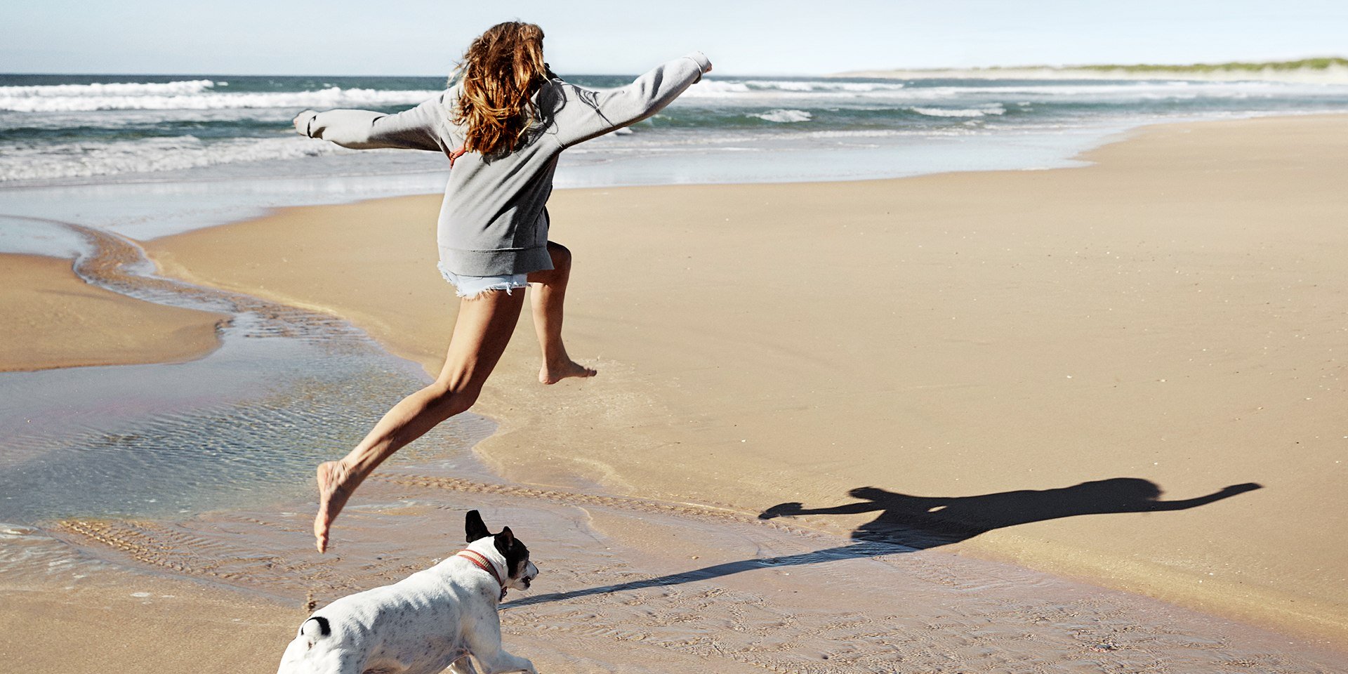 Frau mit Hund am Strand Kampagne 2020
