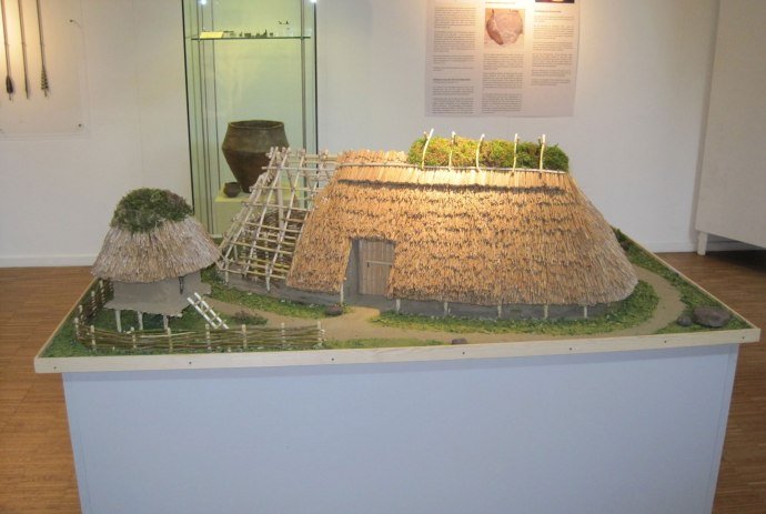 Wohnen vor 2000 Jahren - ein Hausmodell der Eisenzeit, © Ausstellungszentrum Archäologie Meppen
