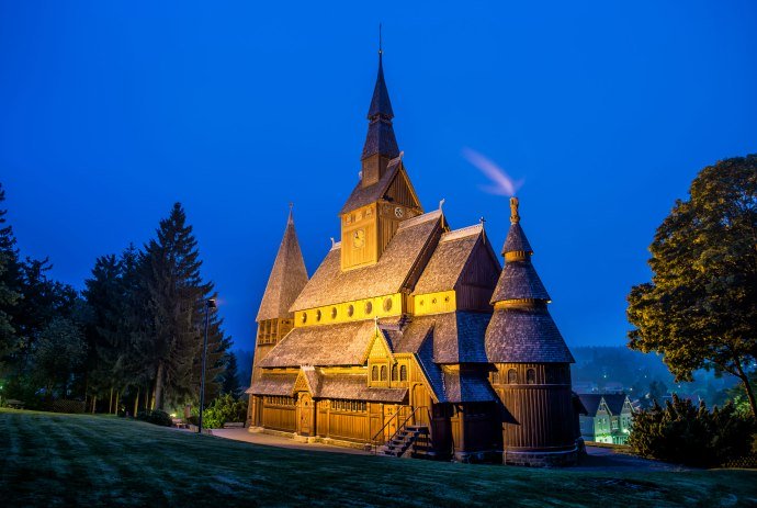 Stabkirche beleuchtet bei Nacht, © HAHNENKLEE tourismus marketing gmbh
