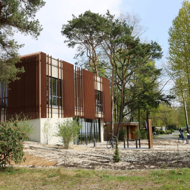 Das moderne Naturparkhaus zwischen grünen Bäumen in Mardorf., © Region Hannover / Doreen Juffa