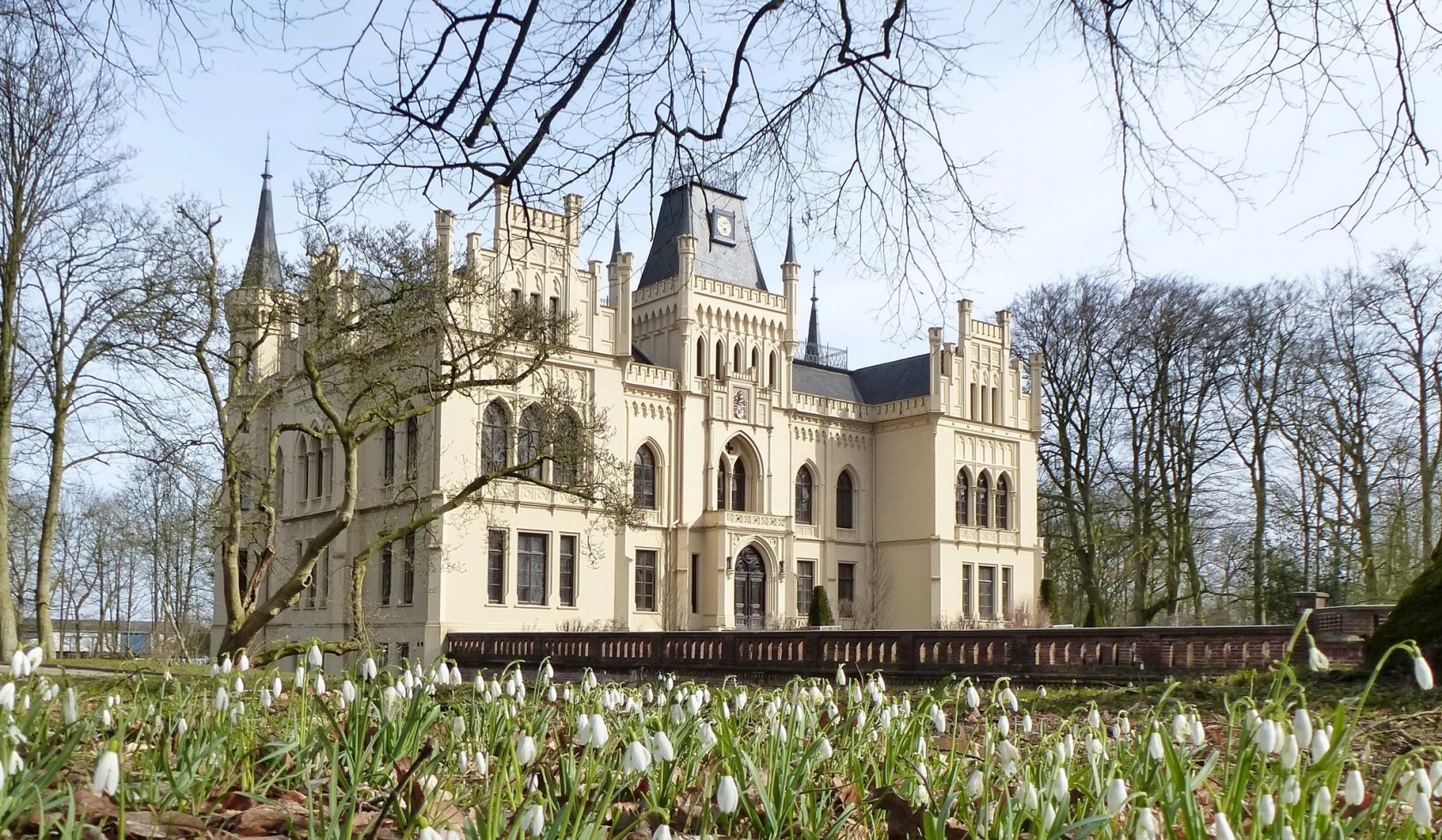 Schloss Evenburg im Frühling, © Ostfriesland Tourismus GmbH / Hans Albert Dirks