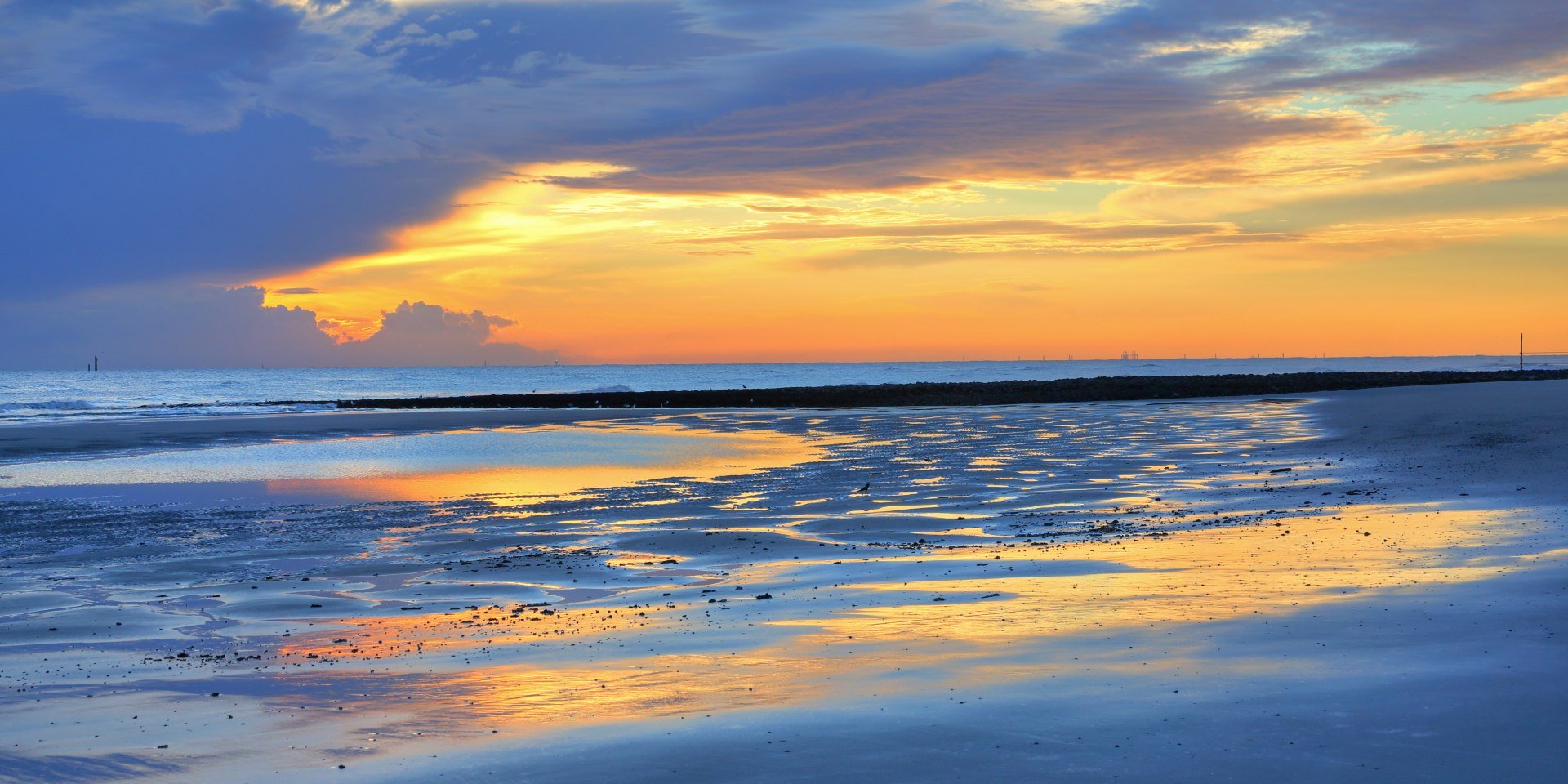 Strand von Wangerooge im Morgenrot, © HUBER IMAGES