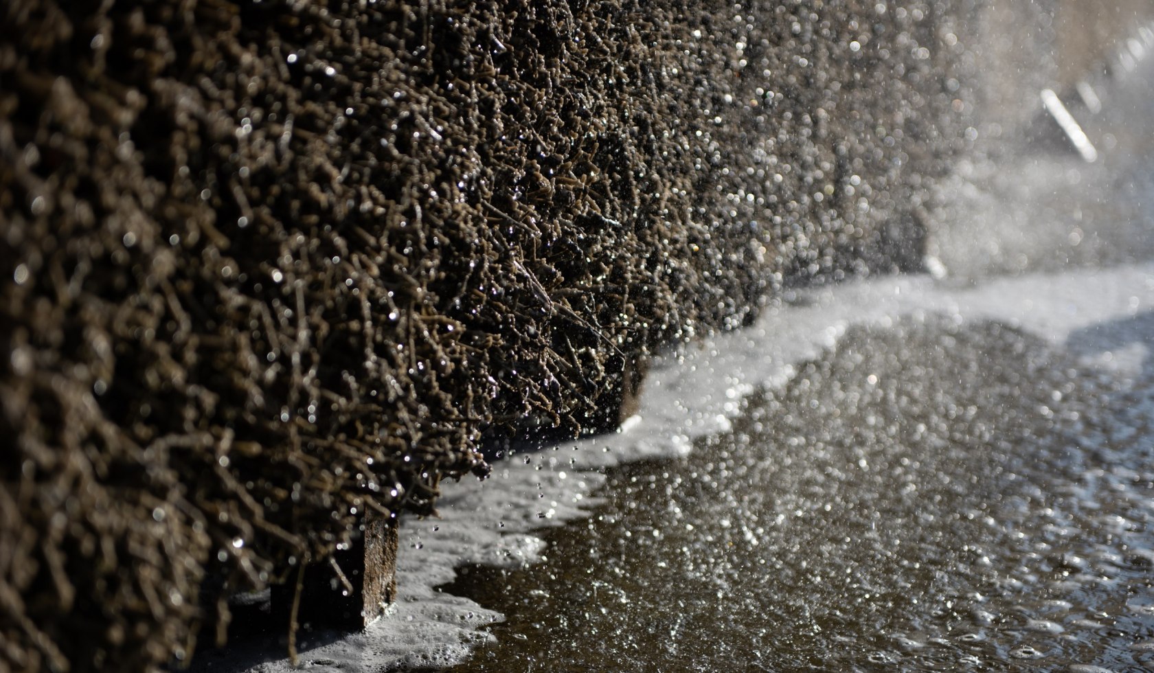 Wasser und Reisig vom Gradierwerk in der Nahaufnahme, © Alexander Kassner/ Alex K. Media
