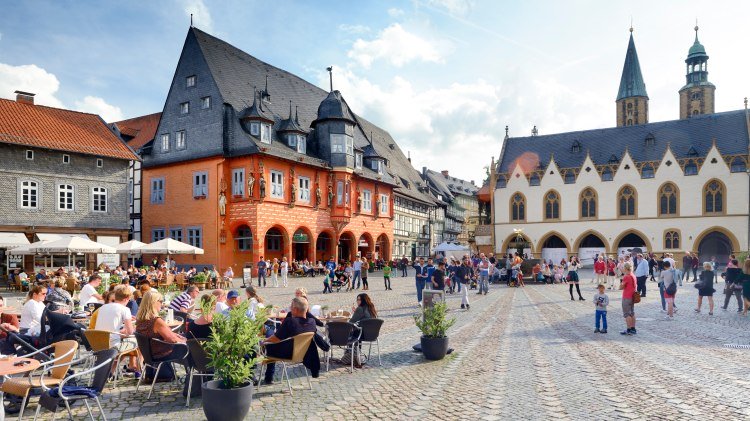 Menschen auf dem historischen Marktplatz von Goslar, © TMN/Francesco Carovillano