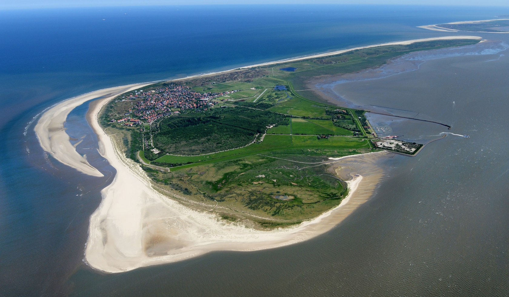 Luftbild von Langeoog, © Tourismus-Service Langeoog / Martin Foddanu
