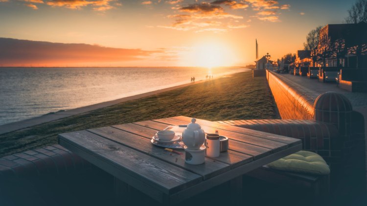 Kaffee am Strand von Wilhelmshaven beim Sonnenuntergang, © Wilhelmshaven Touristik und Freizeit GmbH/ Rainer Ganske