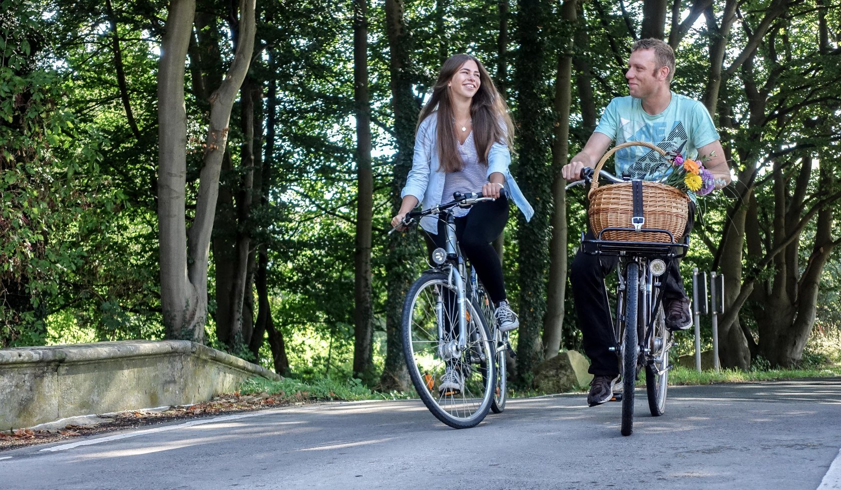 Zwei Radfahrer fahren über eine geteerte Straße., © wito gmbh / Yvonne Limburg