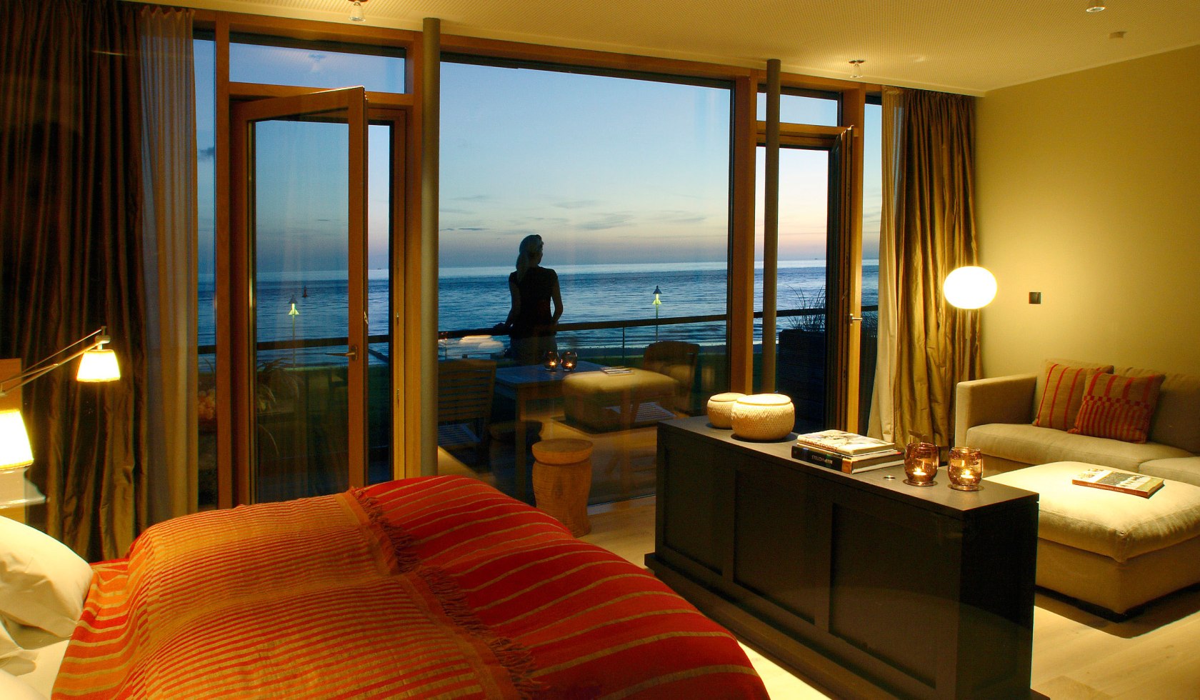 Hotelzimmer mit Ausblick auf das Meer bei Abendstimmung, © Hotel Seesteg Norderney
