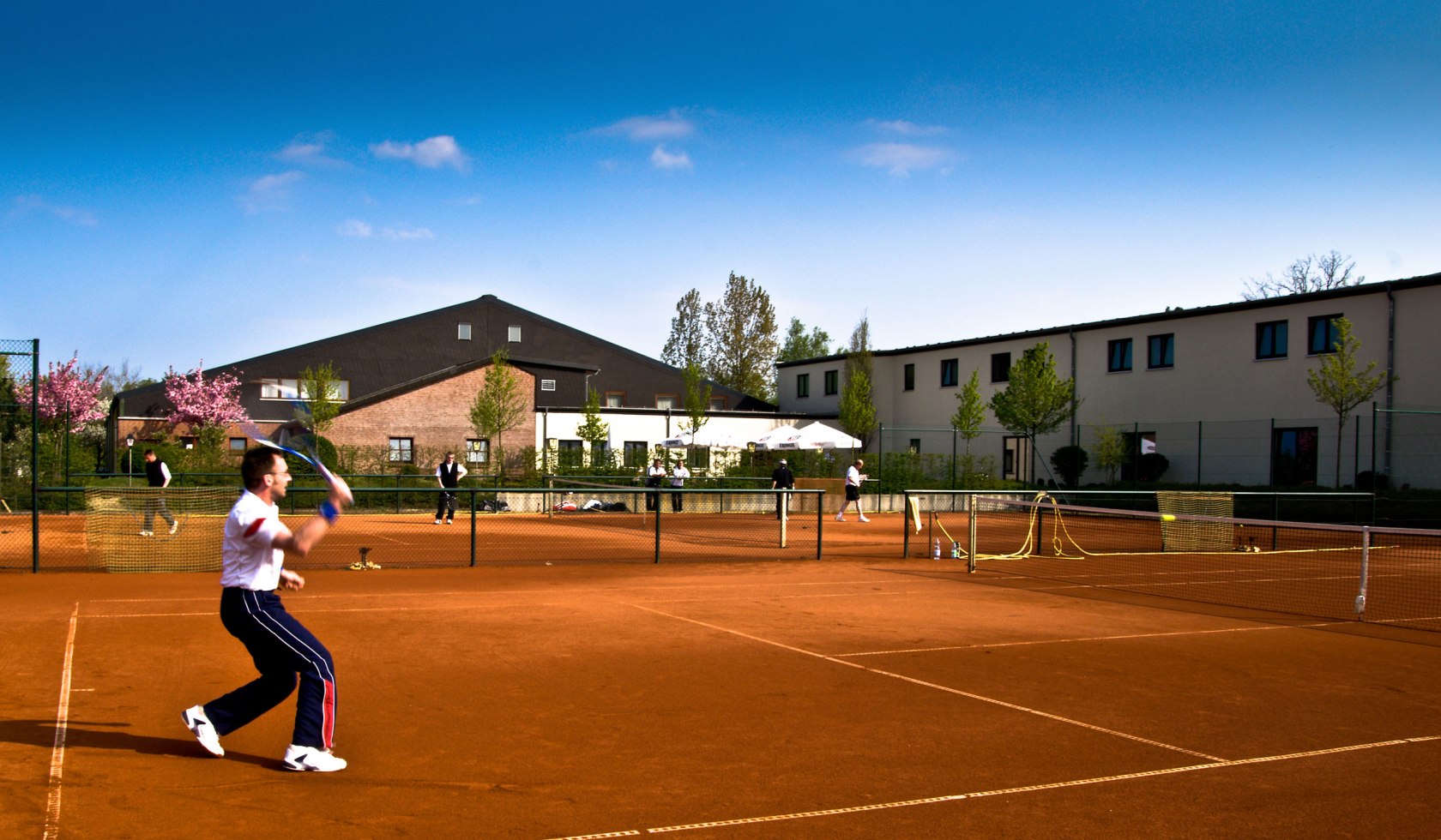 Tennisspieler auf einem Tennisplatz, © laVital Sport- & Wellnesshotel