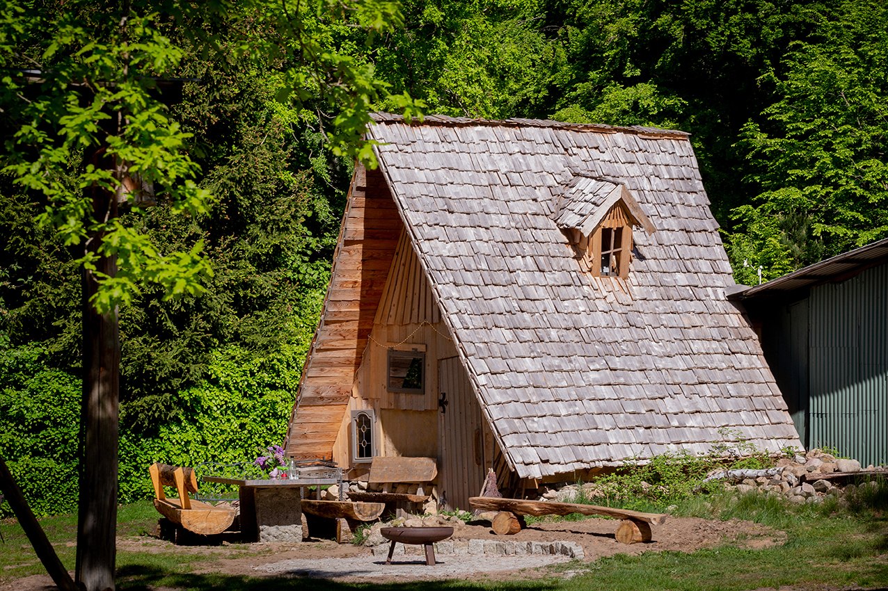 Uriges Holzhaus, das als Grillhütte genutzt wird, © Claudia Drewes / Christina Opeldus