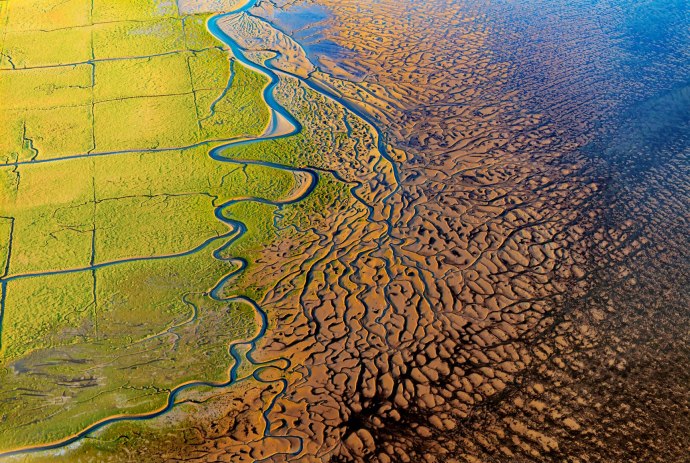 Luftbild: Landschaft im Weltnaturerbe Wattenmeer, © Martin Elsen