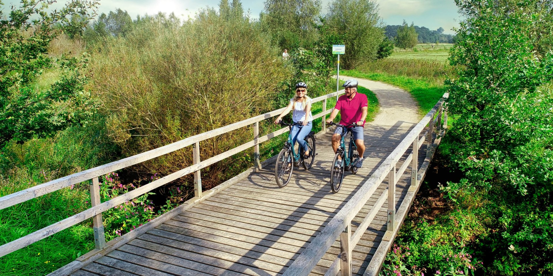 Paar radelt über Brücke im Emsland, © Hasetal Touristik GmbH / Hinrichs