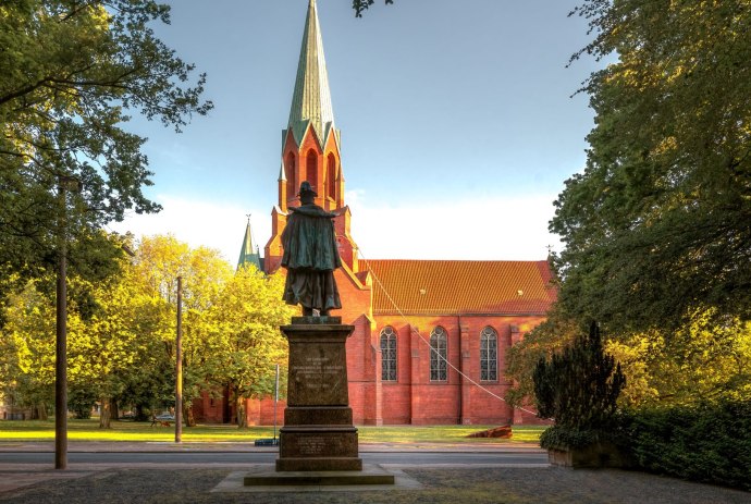 Kaiserliche Statue vor Kirche in Wilhelmshaven, © Wilhelmshaven Touristik &amp; Freizeit GmbH / Rainer Ganske