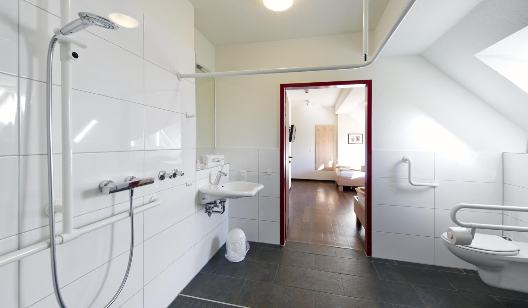 Zimmer mit Bad für Menschen mit Behinderung, © Caritas Gesundheitszentrum/ Bettina Meckel