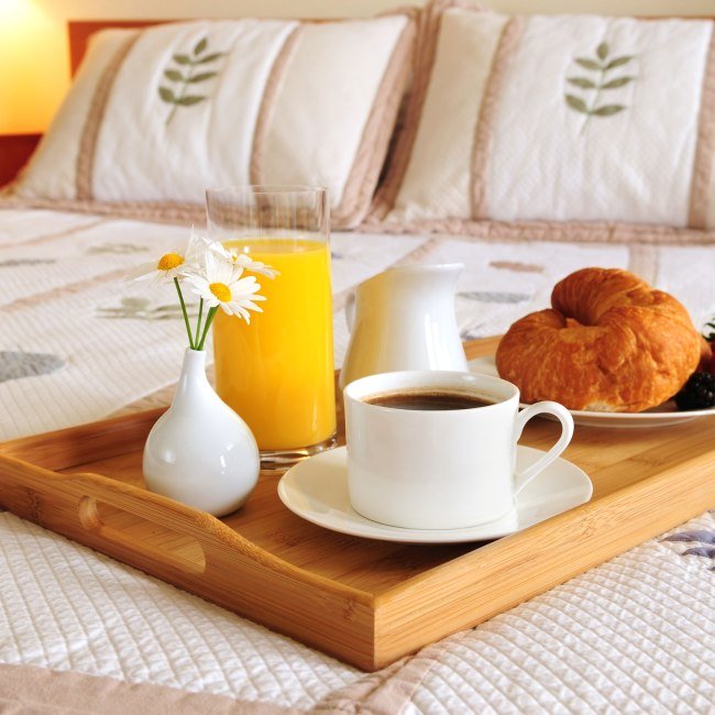 Frühstück auf dem Bett - Standardbild bei Hotels ohne eigene Bilder, © Fotolia / Elenathewise
