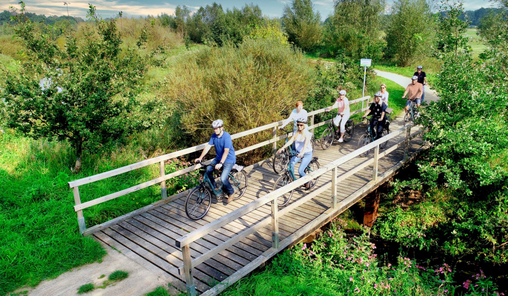 Radfahrer über Brücke im Emsland, © Hasetal Touristik Gmbh/Hinrichs 