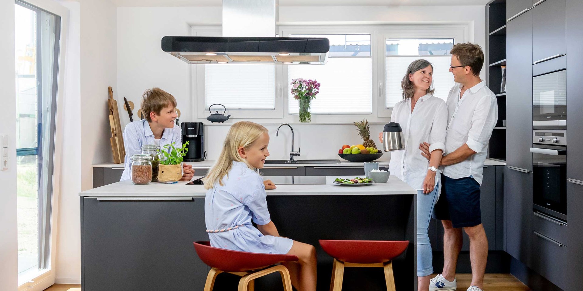 Familie in der Küche vom Ferienhaus, © Marissa Ferienpark