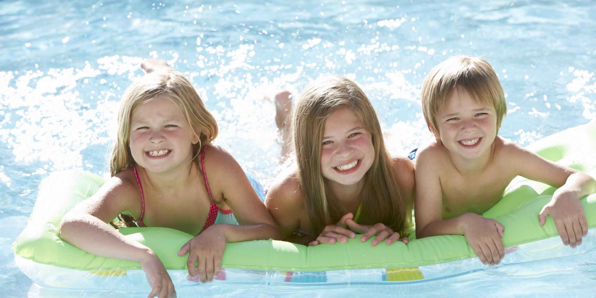 Drei Kinder im Schwimmbecken, © Monkey Business/Fotolia.com