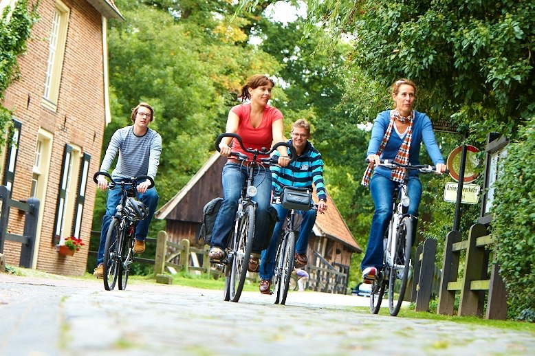 Radfahrer erkunden die Herrlichkeit lage, © Grafschaft Bentheim Tourismus e.V./ Schubert