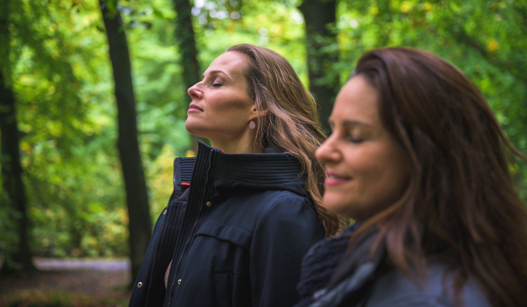 Zwei Frauen stehen im Wald und genießen die Luft, © TMN/Alexander Kaßner