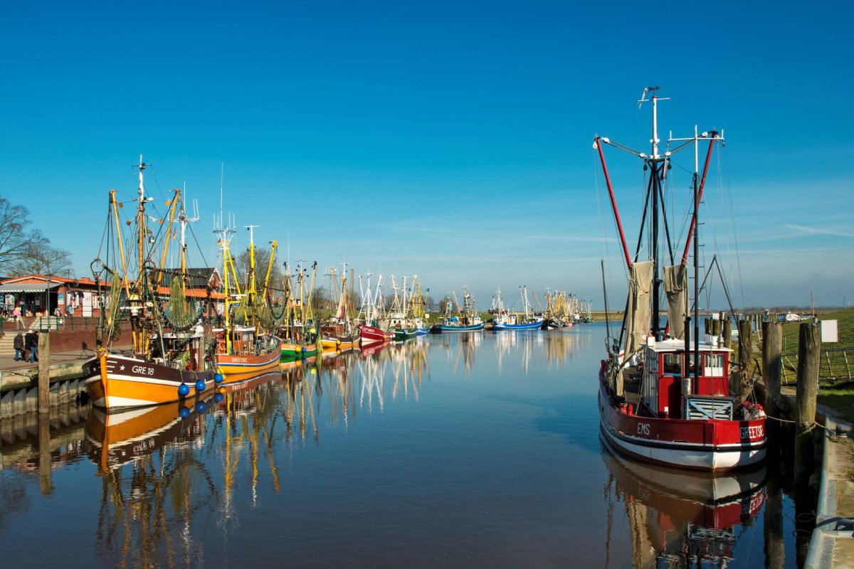 Hafen Greetsiel, Fischkutter, blauer Himmel, Krummhörn, Ostfriesland, Niedersachsen, Deutschland, © Dieter Schinner