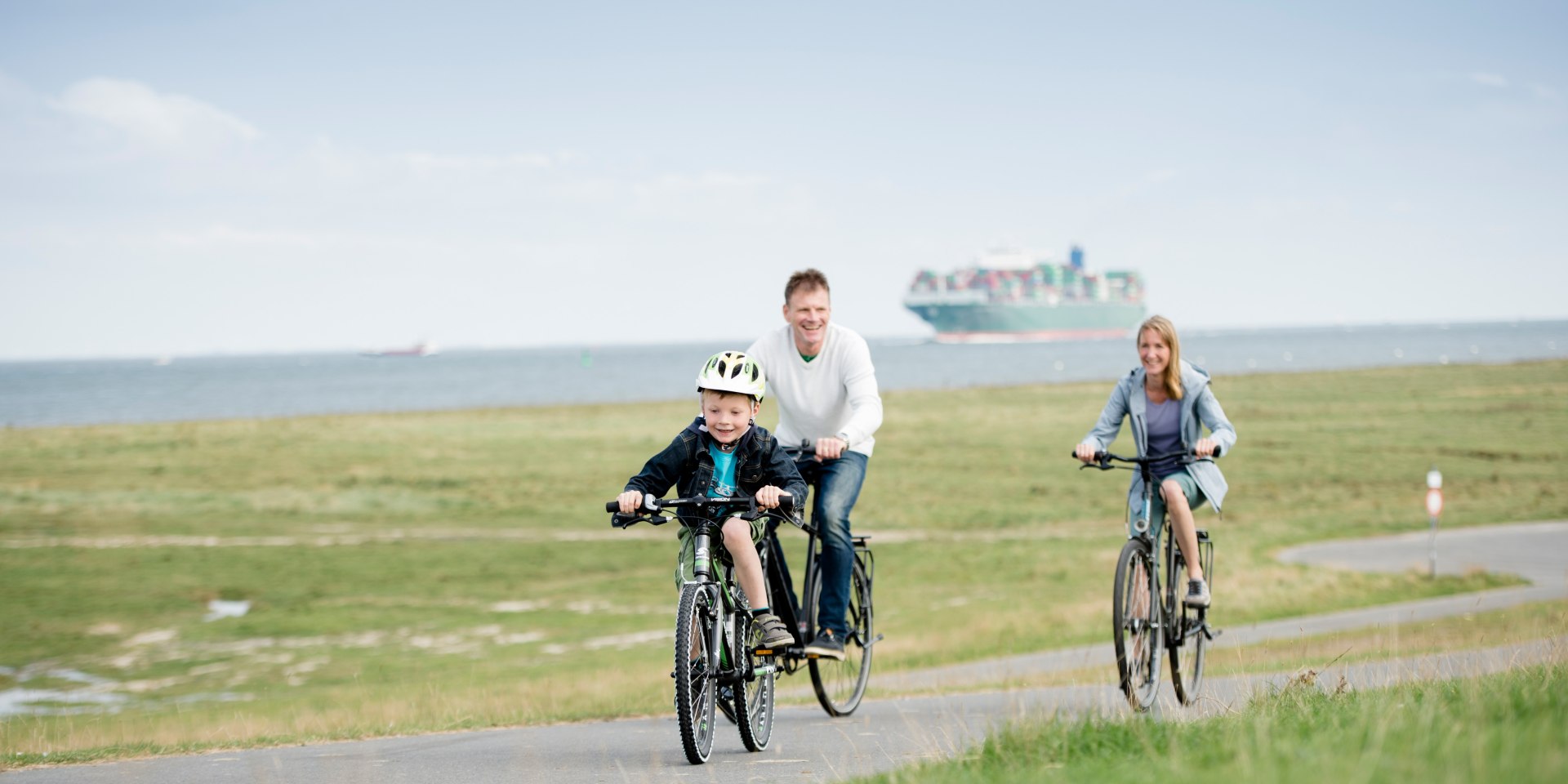 Radfahrer in der Nähe von Cuxhaven-Altenbruch, © Cuxland Tourismus / Nele Martensen