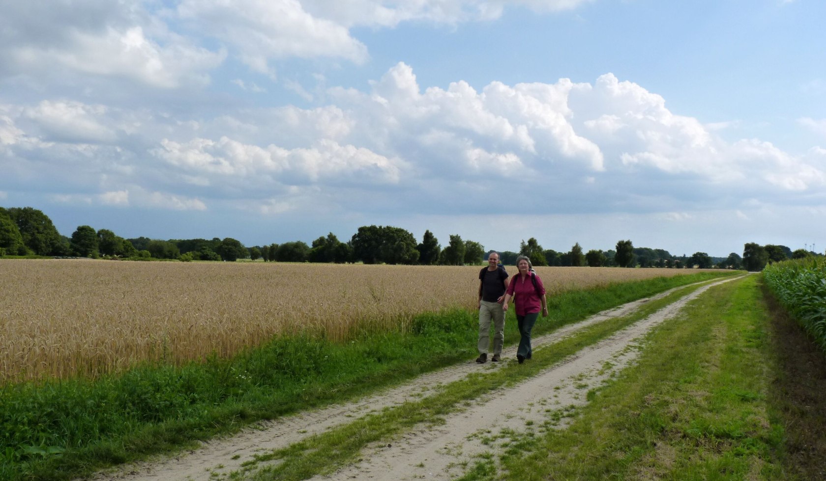 Wanderer gehen auf dem Nordpfad Kuhbach Oste, © TouROW