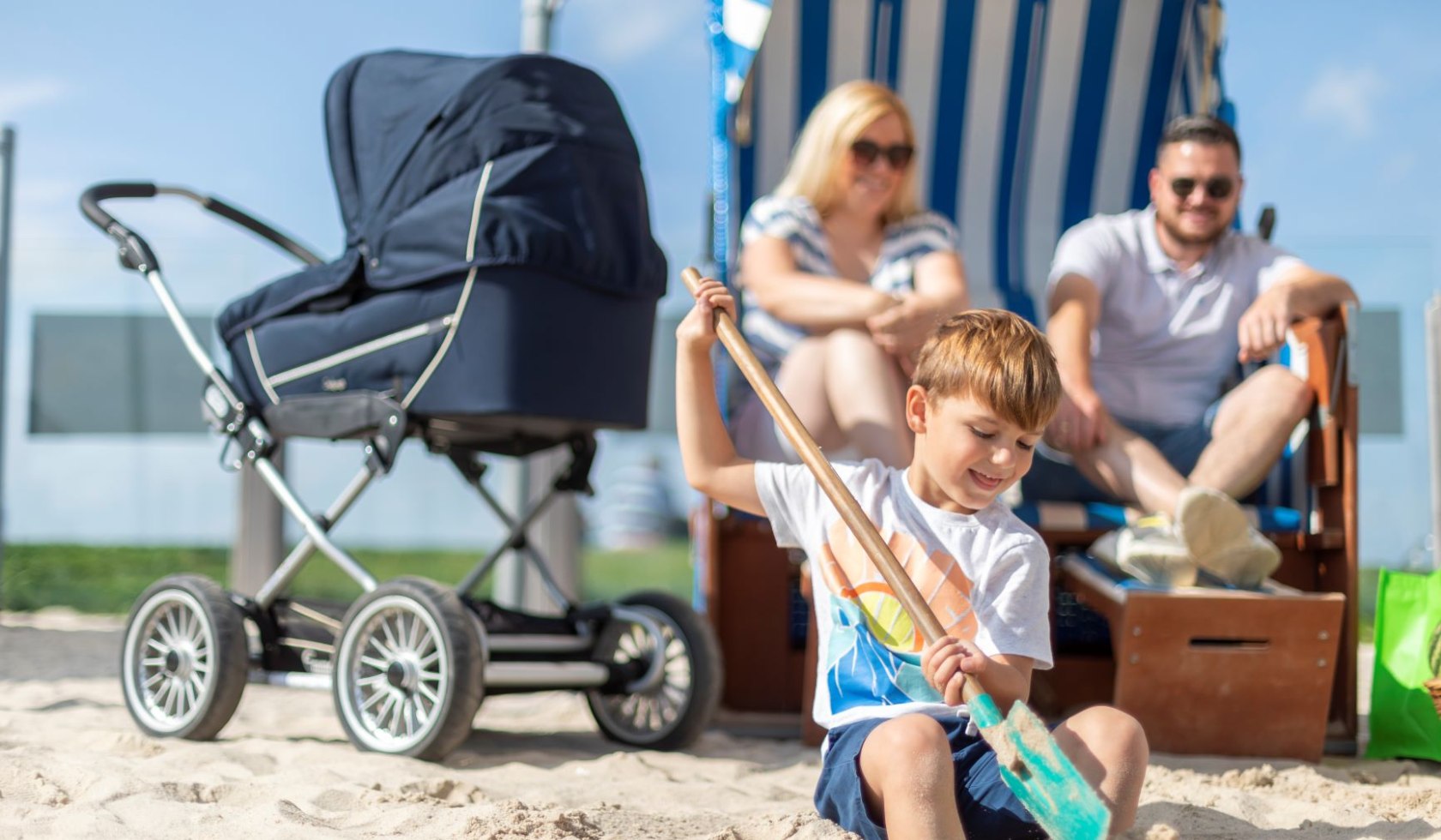 Familie am Strand, © TMN/ Christian Bierwagen