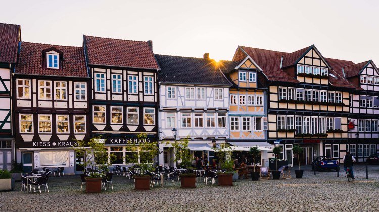 Erlebe die Fachwerkstadt Celle mit vielen Cafes und Restaurants im Sommer., © Marco Bredekamp