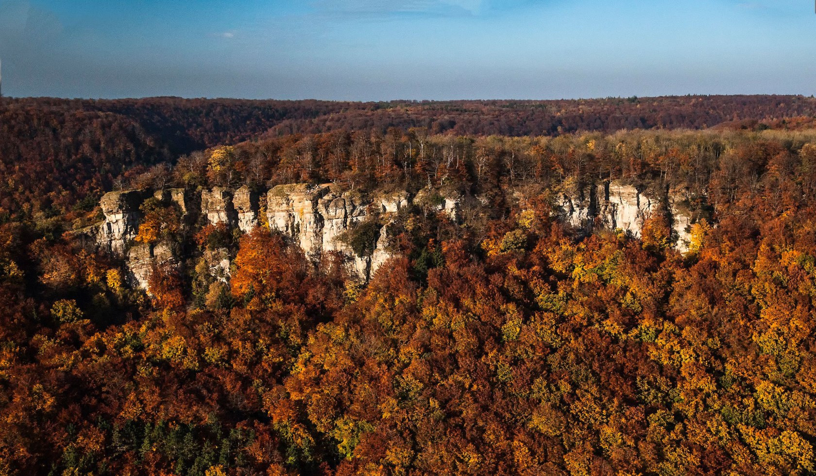 Blick auf den Hohensteinfelsen im Wesergebirge, © Touristikzentrum Westliches Weserbergland / Kurt Gilde