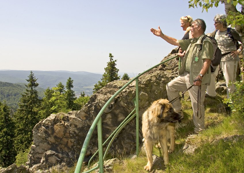 Wanderer mit Hund im Harz, © Tourismus- und Wirtschaftsbetriebe der Stadt Bad Harzburg GmbH