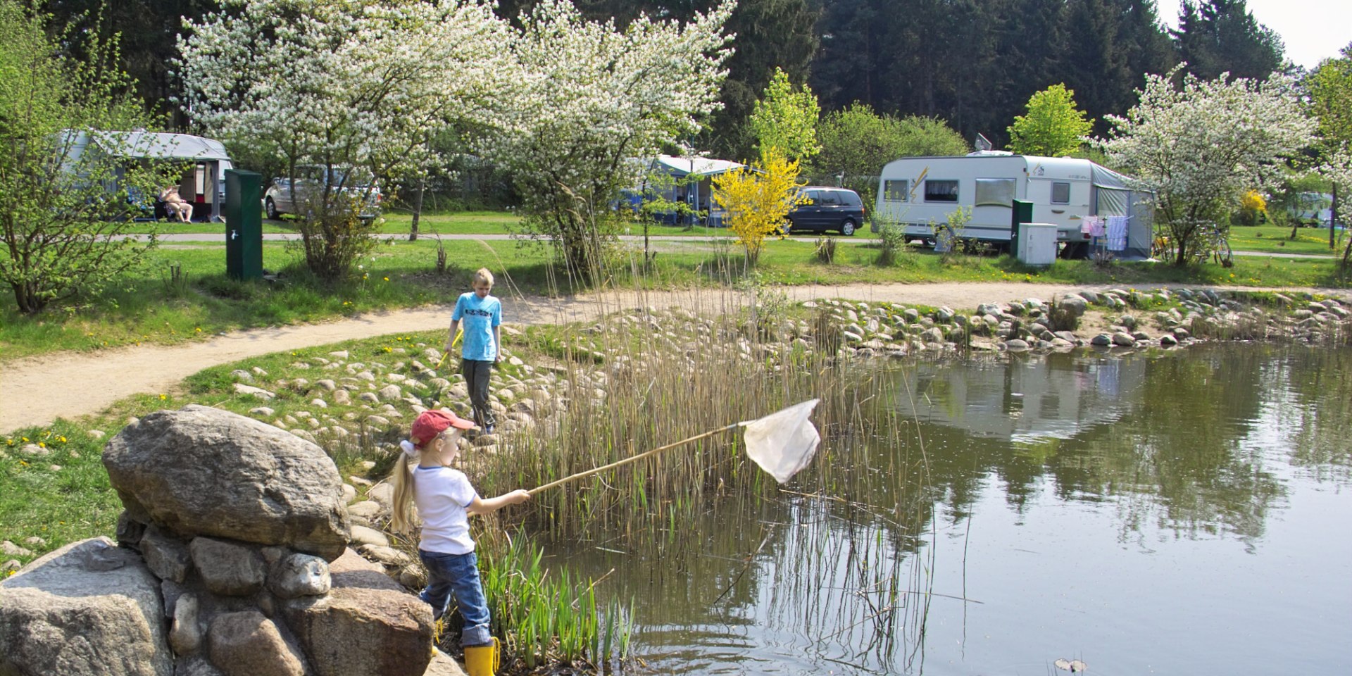 Kinder angeln in einem Teich im Südseecamp Wietzendorf, © Südsee-Camp J&amp;P Thiele OHG